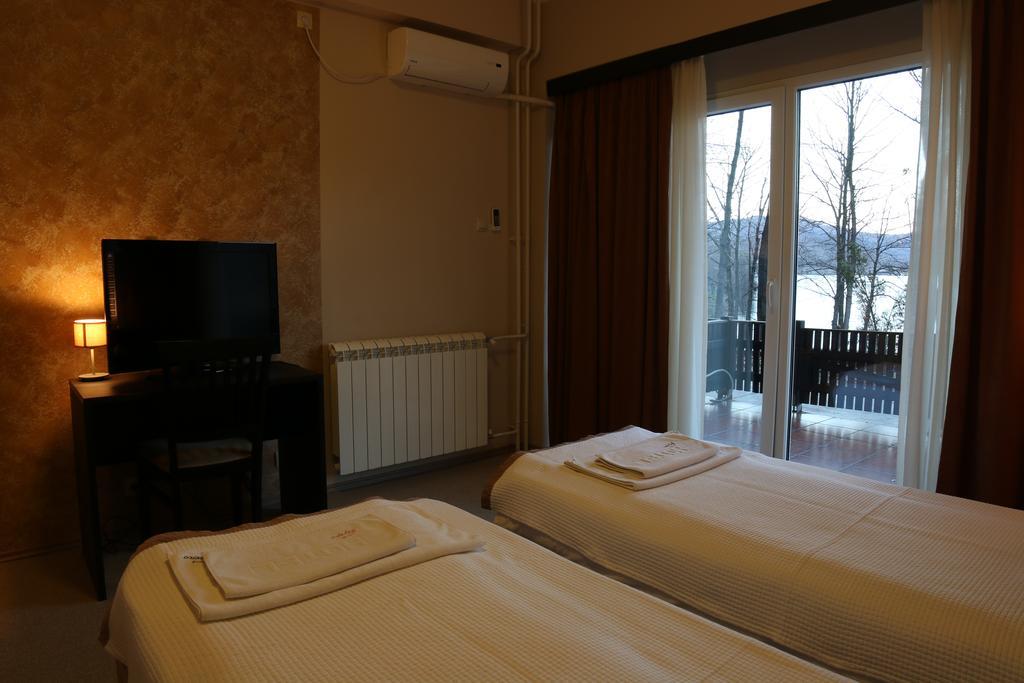 Hotel Jezero ボル エクステリア 写真